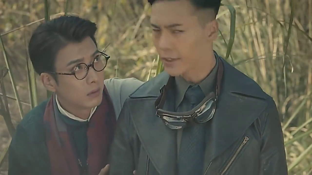 八爷害怕的抱住佛爷,佛爷却一脸嫌弃,八爷一脸无奈