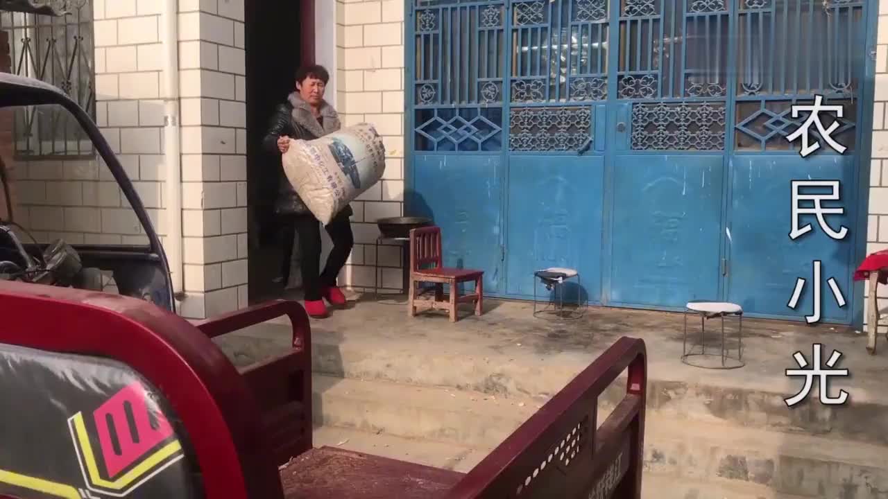 小光相亲成功后,妈妈让小光把花生油给对象家送去,小光什么态度