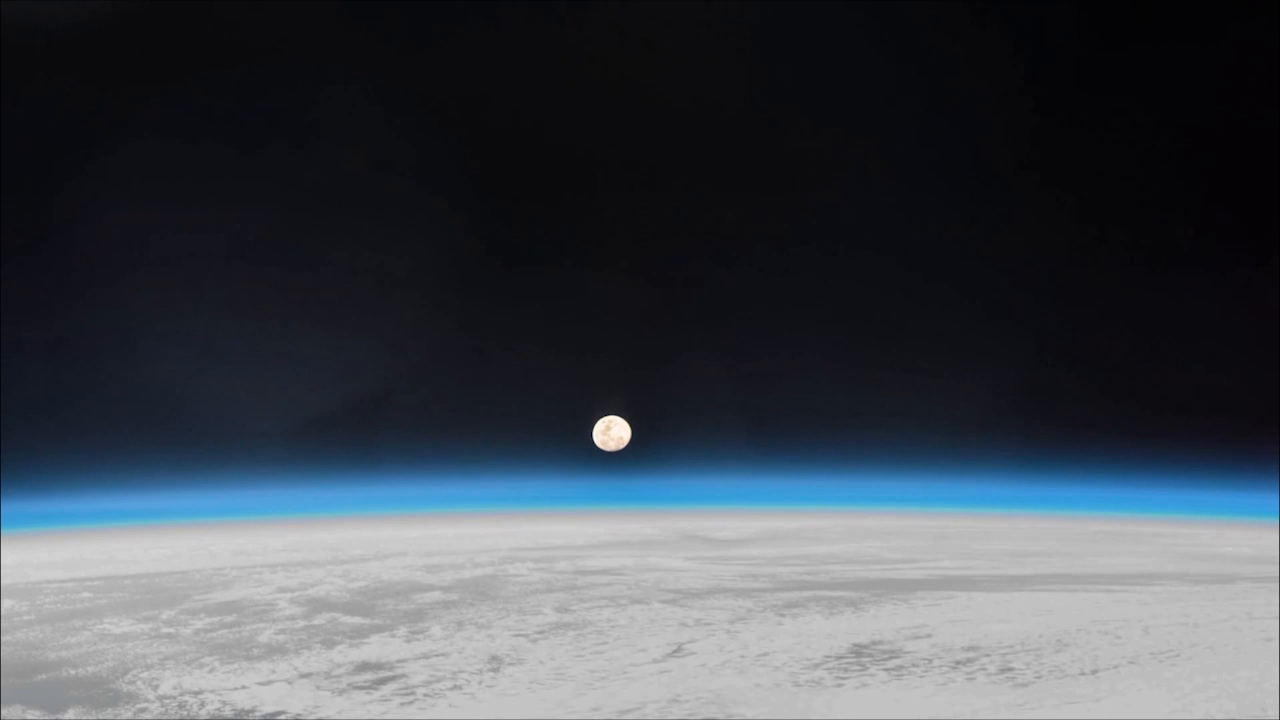 这是太空中升起的月亮,由国际空间站拍摄