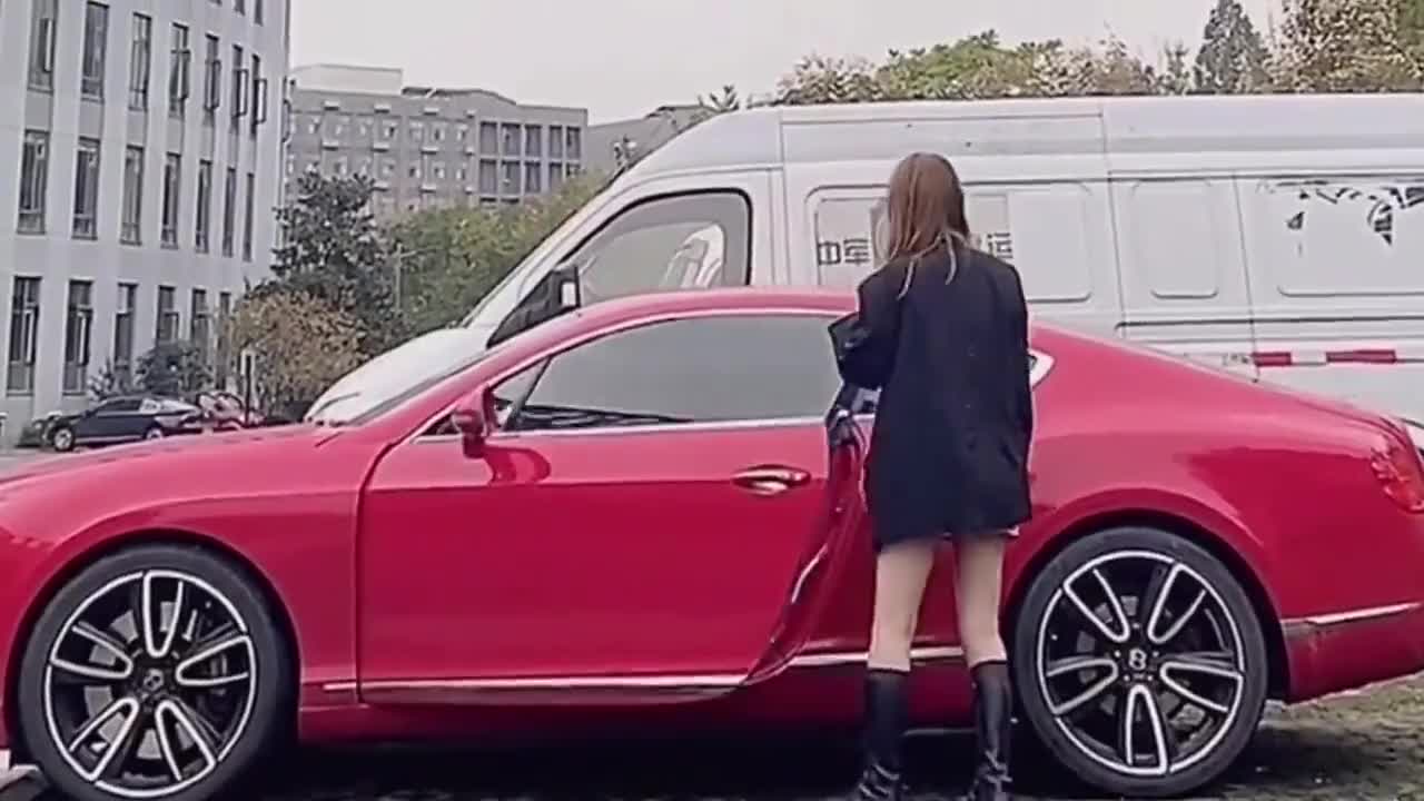 为您推荐: 女子在停车场跑了一下午,我以为女司机练技术,没想到是做