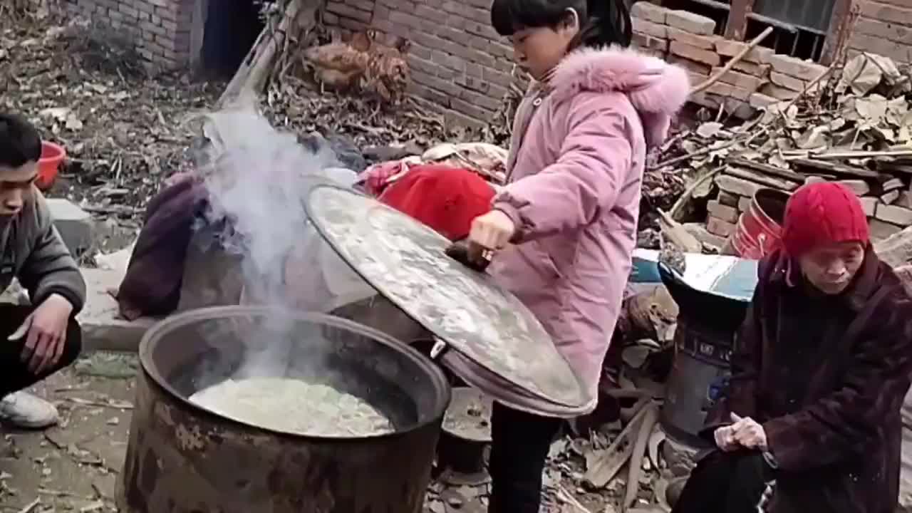 11岁小女孩撑起一个家 生活清贫 画面很温馨