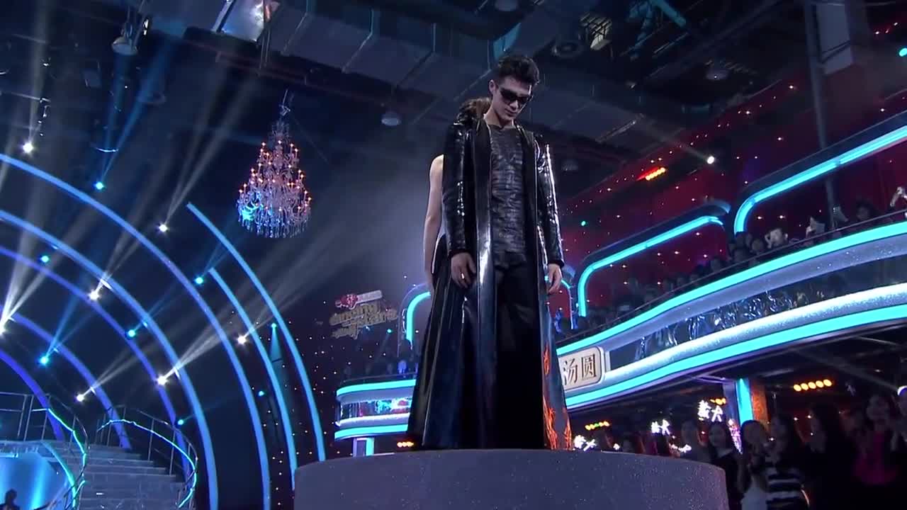 黑客帝国的气势,姜潮和舞伴一袭黑衣,演绎斗牛舞舞蹈