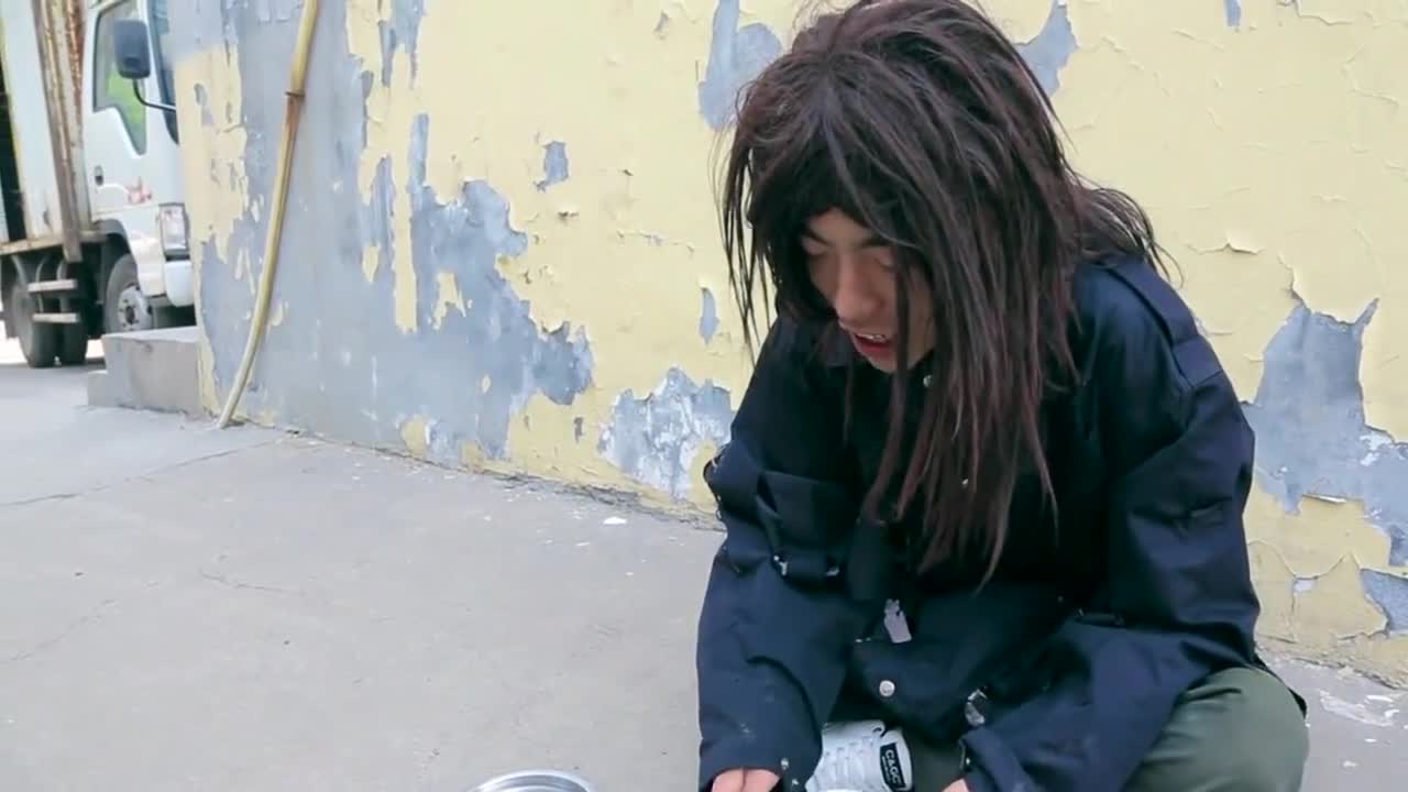 美女:别的乞丐是一个盆,为什么你的是俩盆?乞丐的回答太逗趣了