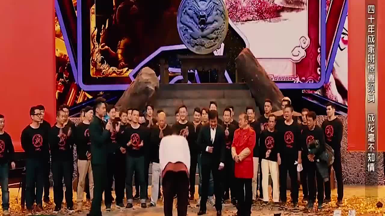 王牌对王牌:成家班重聚惊现舞台,成龙大哥感动落泪,太暖心了