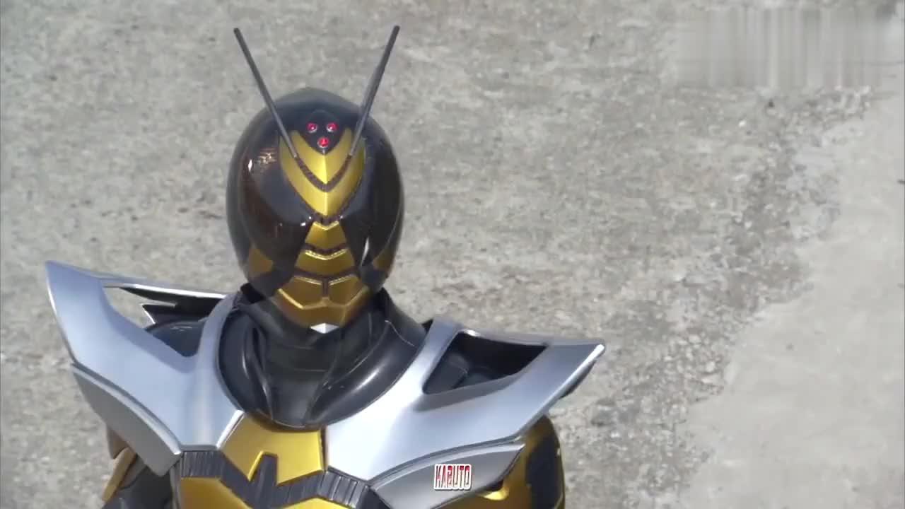 假面骑士kabuto黄蜂以为把甲斗打败了没想到天道只是装死