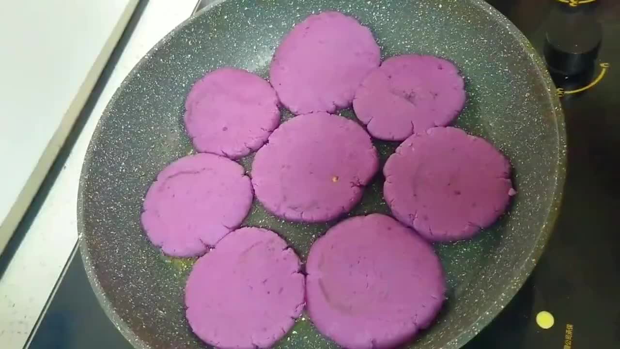 一个紫薯两勺糯米粉,农村妈妈做糯米紫薯饼,香甜软糯,美味可口