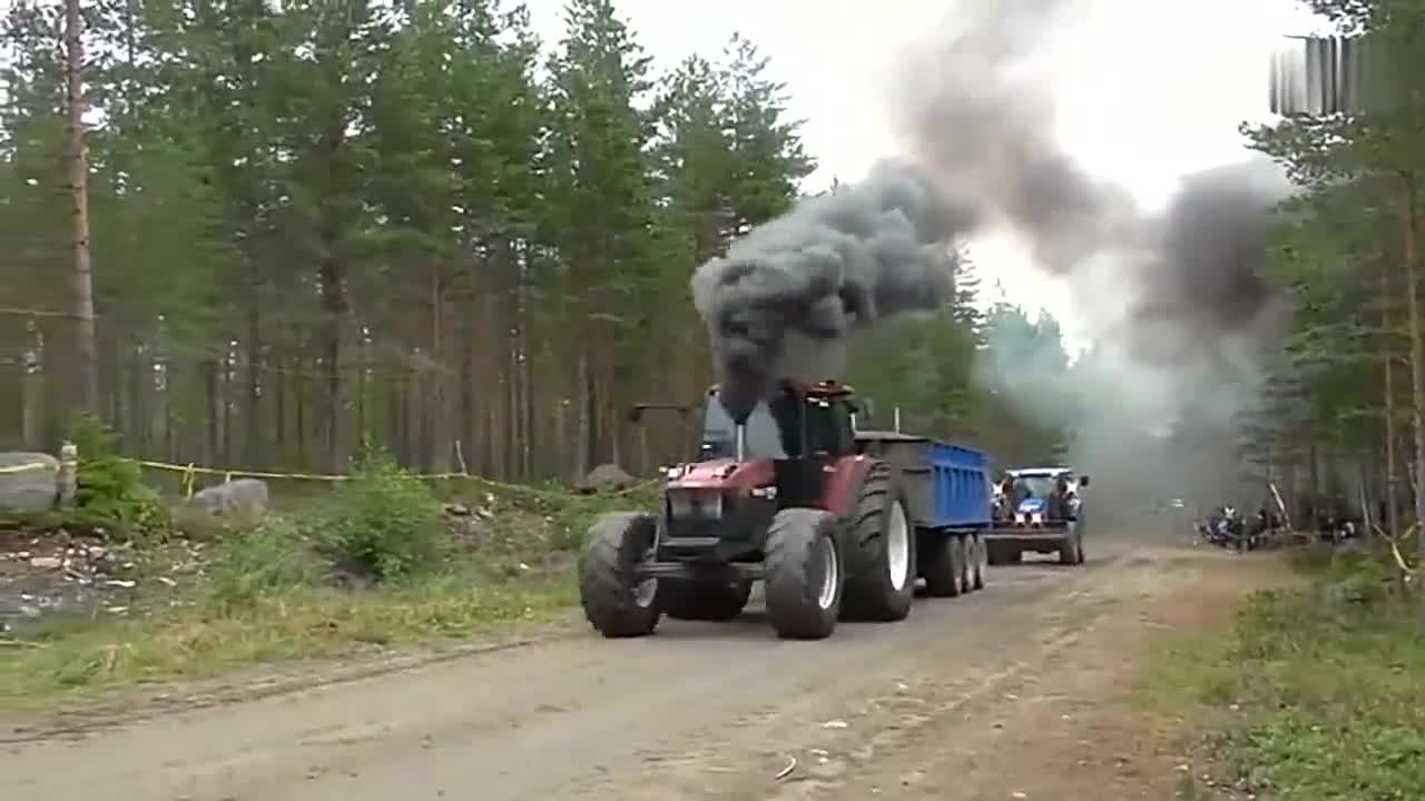 看头上的烟就知道这拖拉机的动力应该不小