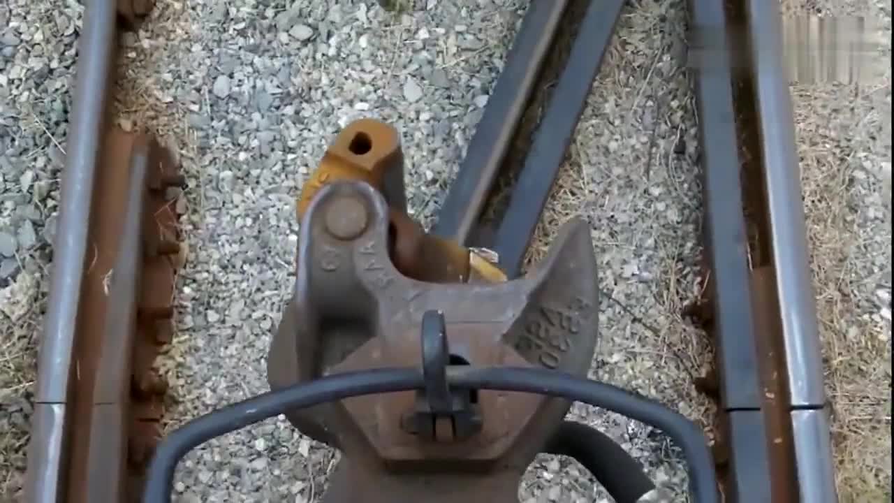 牛人发明:火车自动车钩,小机械的大作用