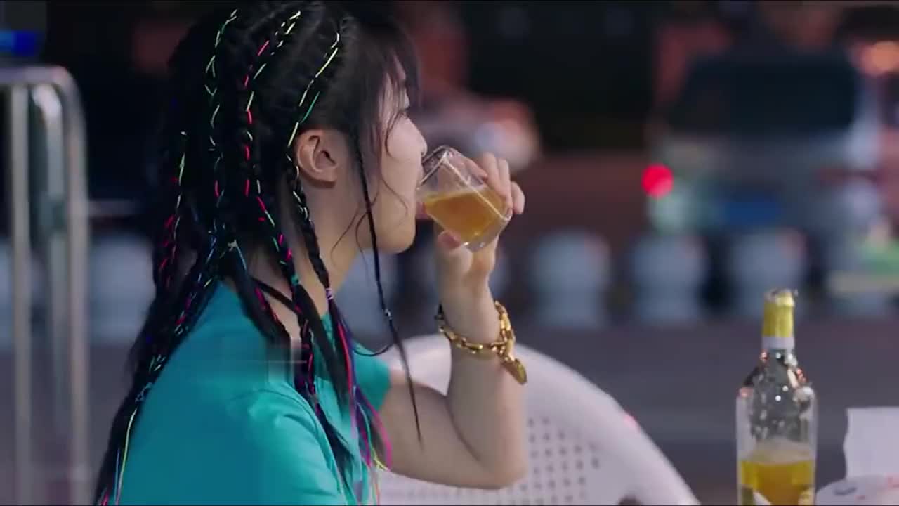 两小混混欺负女孩,殊不知他妈妈是特种兵