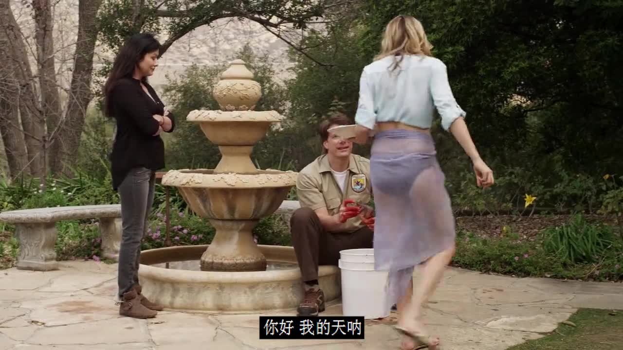 血湖:美女邻居过来串门,只和先生聊天,一旁的妻子相互聊天