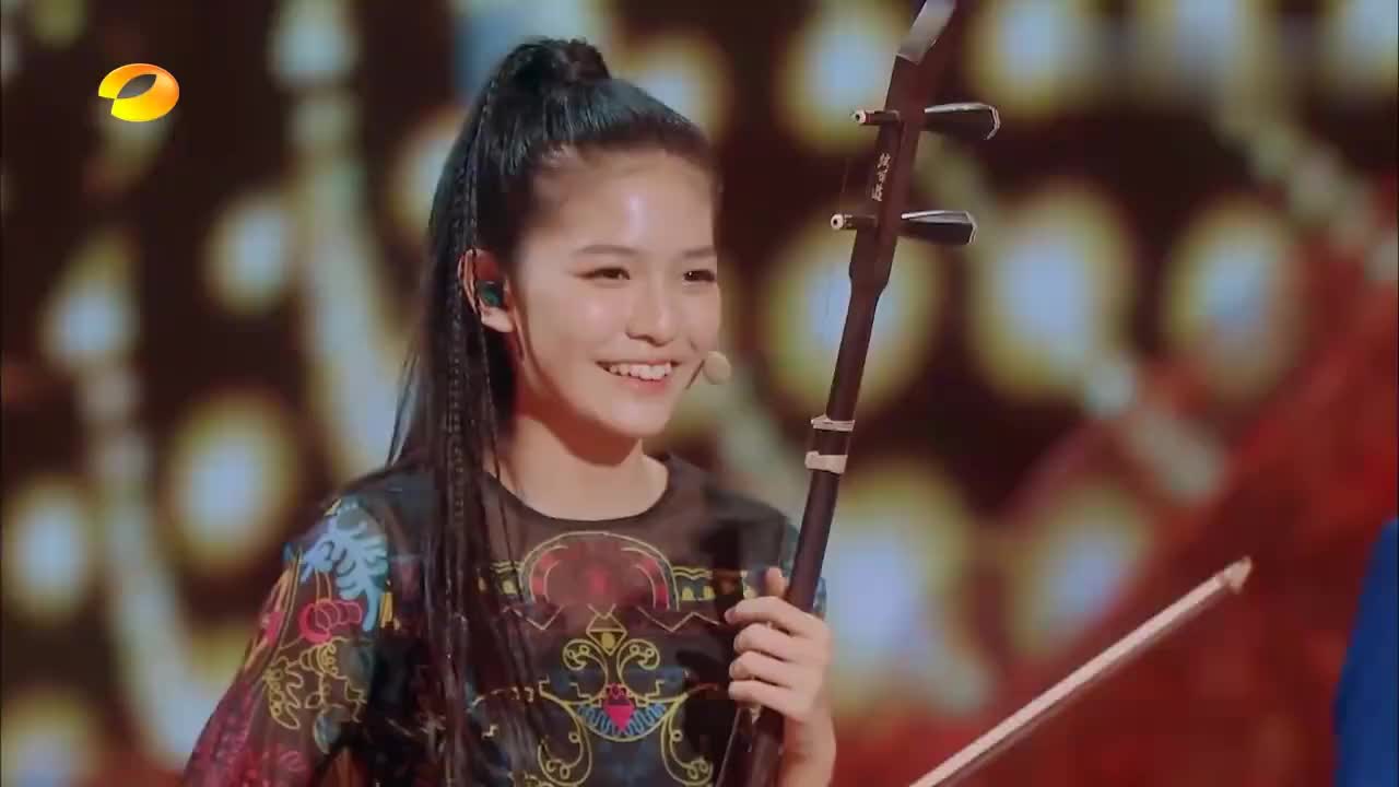 陈依妙用二胡1:1还原谢娜笑声,二胡版《菠萝菠萝蜜》好听到爆