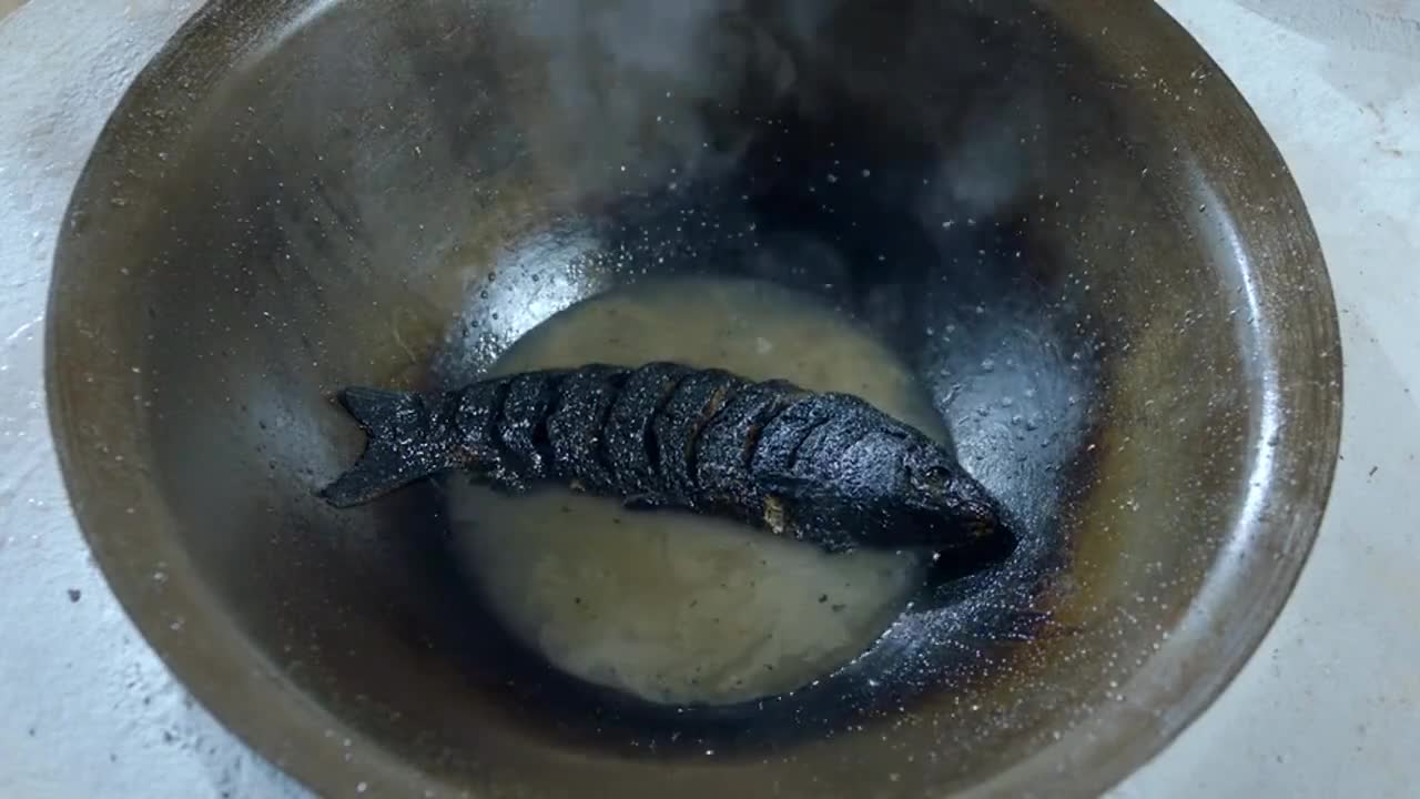 凤九在厨房守着鱼,不料把它煮糊了,只能下河捉鱼了