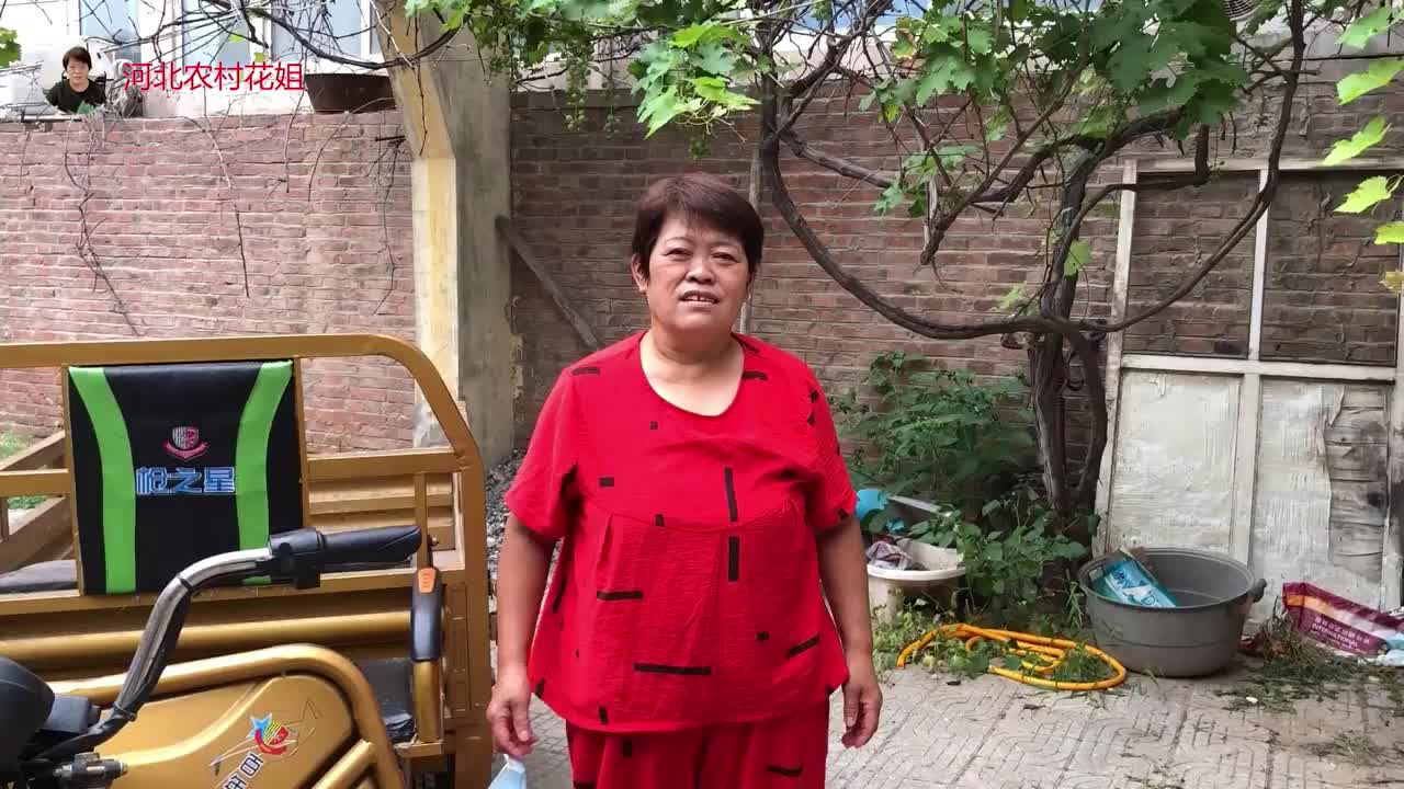 花姐带礼物去姐姐家赶会,姐姐好酒好肉招待,有说有笑真开心!