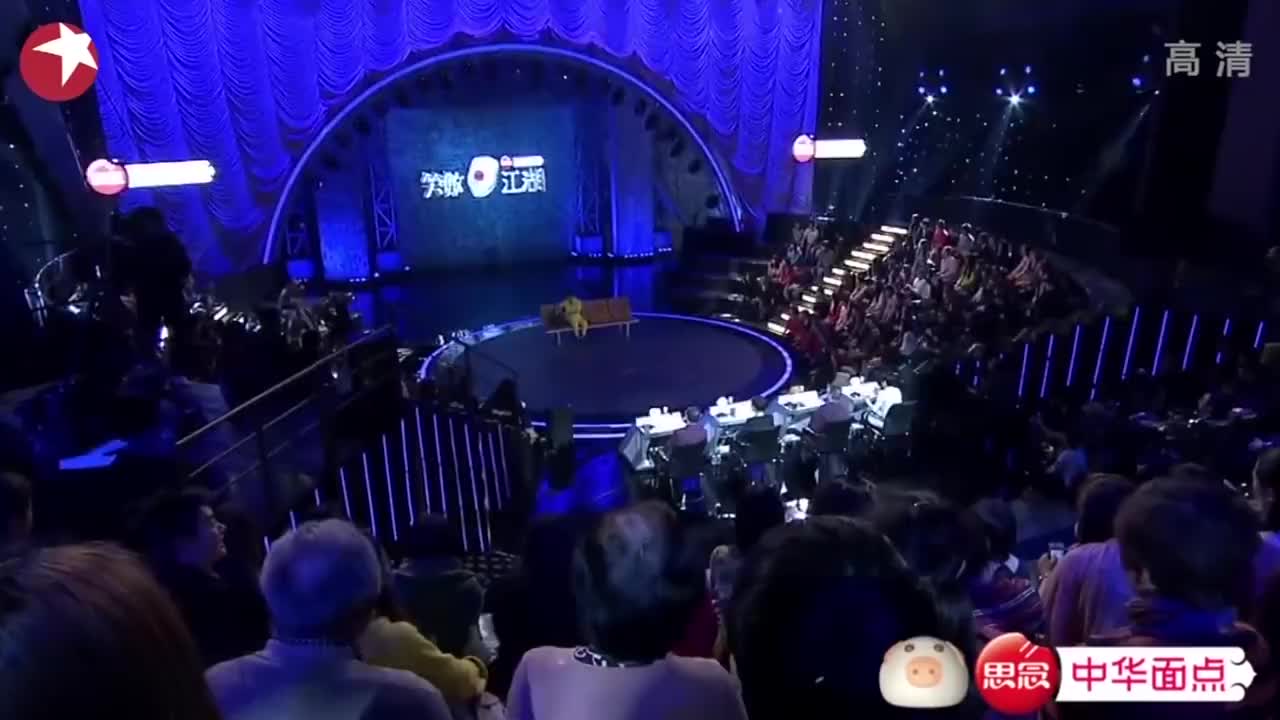 小品《攀比》:农村小伙上演爆笑默剧,一句话没说逗笑全场_新浪新闻