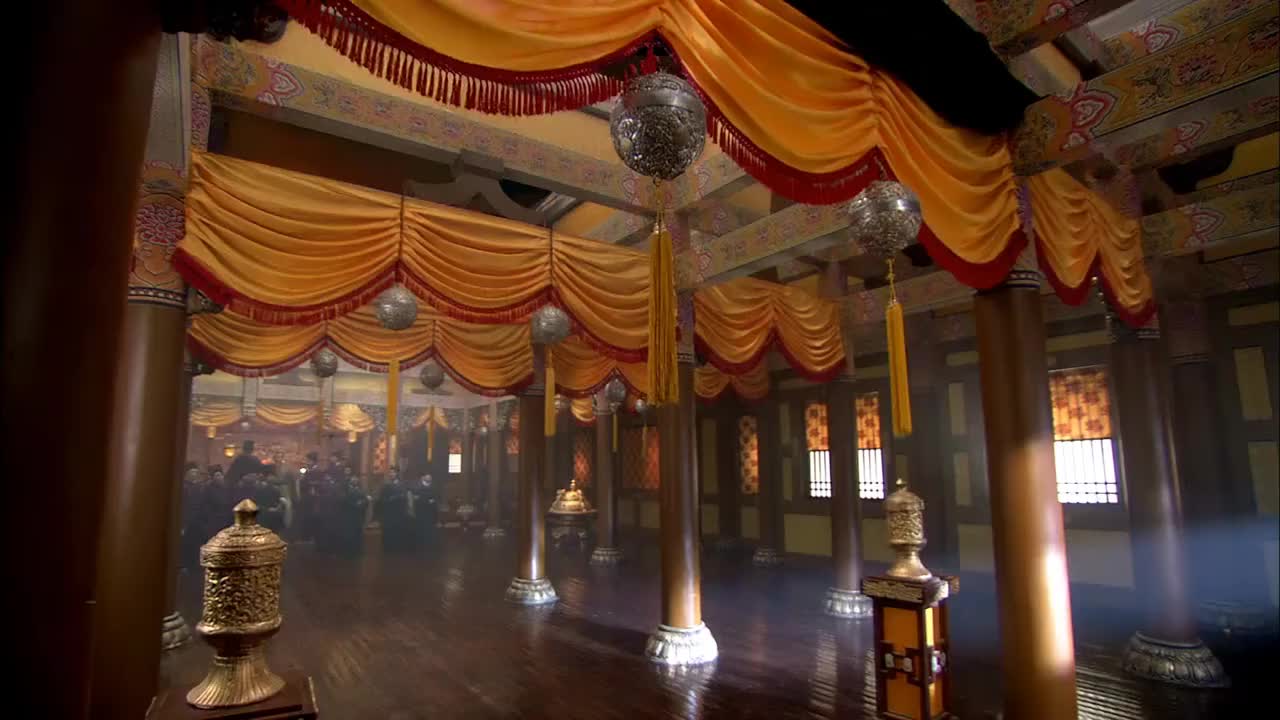 皇帝为抓会说话的神鸟,竟鞋子都不穿,满宫殿乱跑!