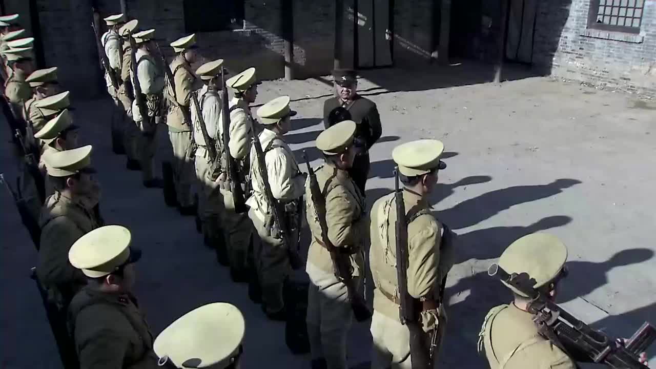 伪军队长借口实弹演练,搬空鬼子弹药库,调转枪口打鬼子