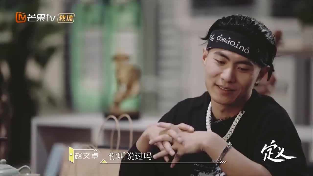 刘聪觉得易立竞太锋利,赵文卓马上找出对策:先给她泡杯茶吧