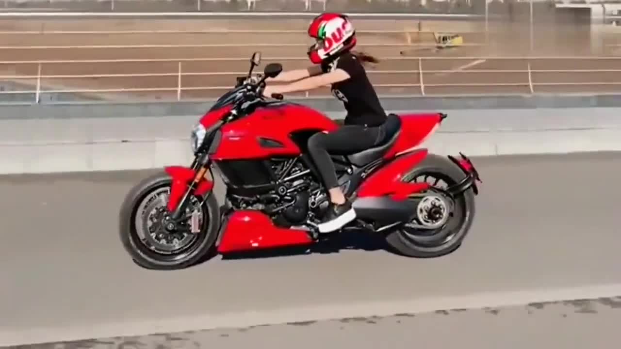 机车摩托:瘦弱的小女生,也能驾驭重机车,这就是所谓的女骑士吧