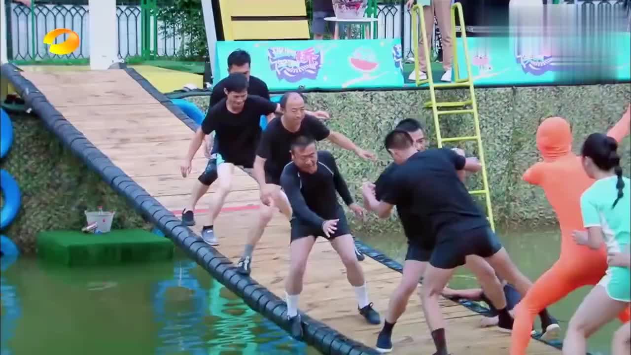 摇啊笑啊桥:绵羊小姐姐遭大叔嫌弃,彻底爆发,秒杀他们!
