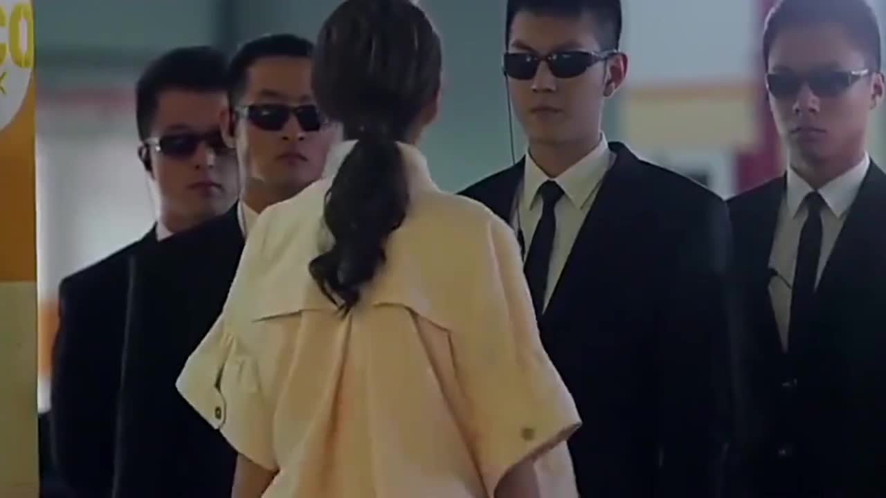 御姐归来:美女逛街带保镖,保姆成霸道女总裁,好友直接惊呆了