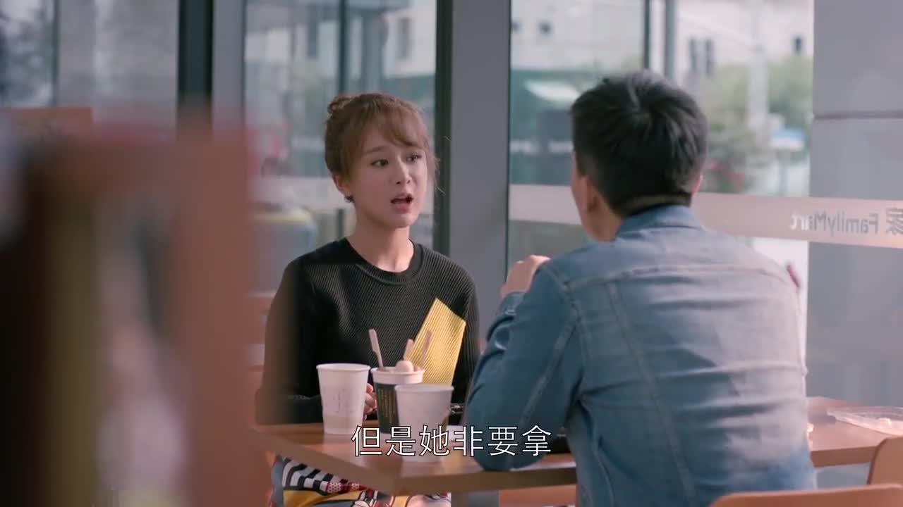 曲筱绡想八卦邱莹莹和应勤的故事,邱莹莹说什么也不愿告诉她