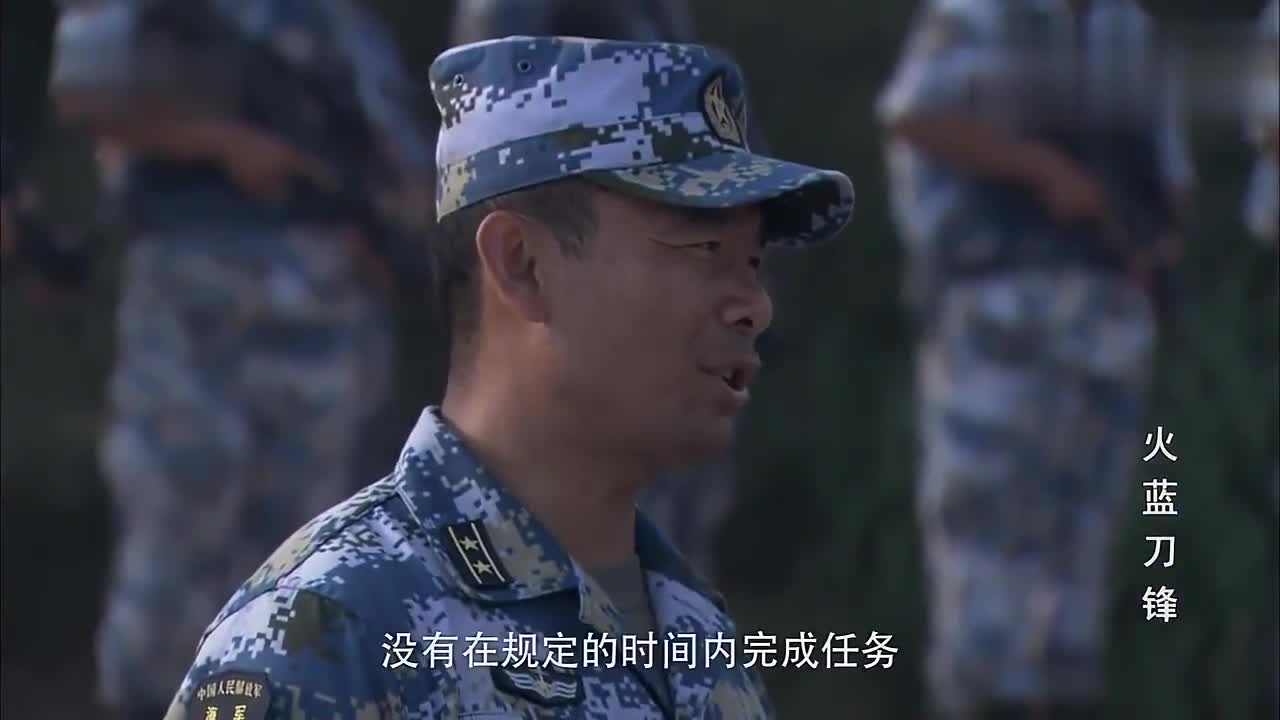 火蓝刀锋:这位眼镜男士兵太过胆大,都敢当众直怼武钢教官了?