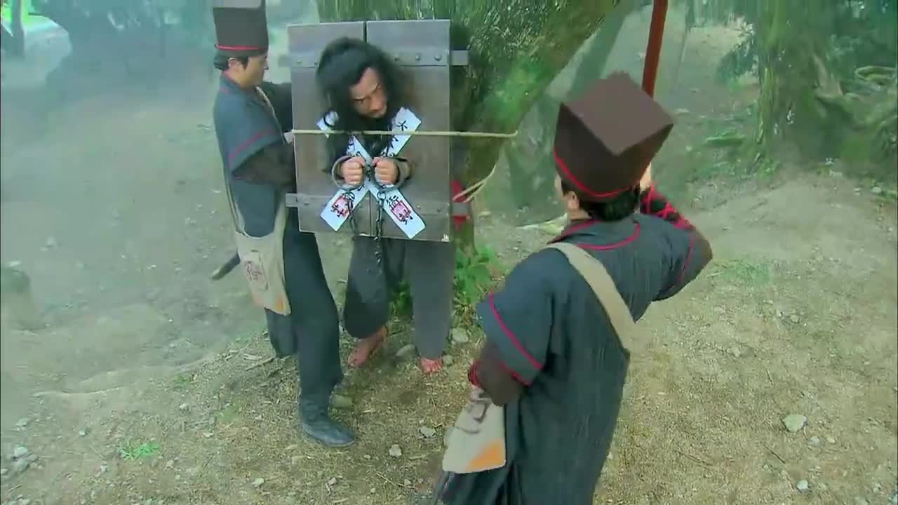 教头林冲被发配沧州,官差半路想下杀手,和尚出手相救