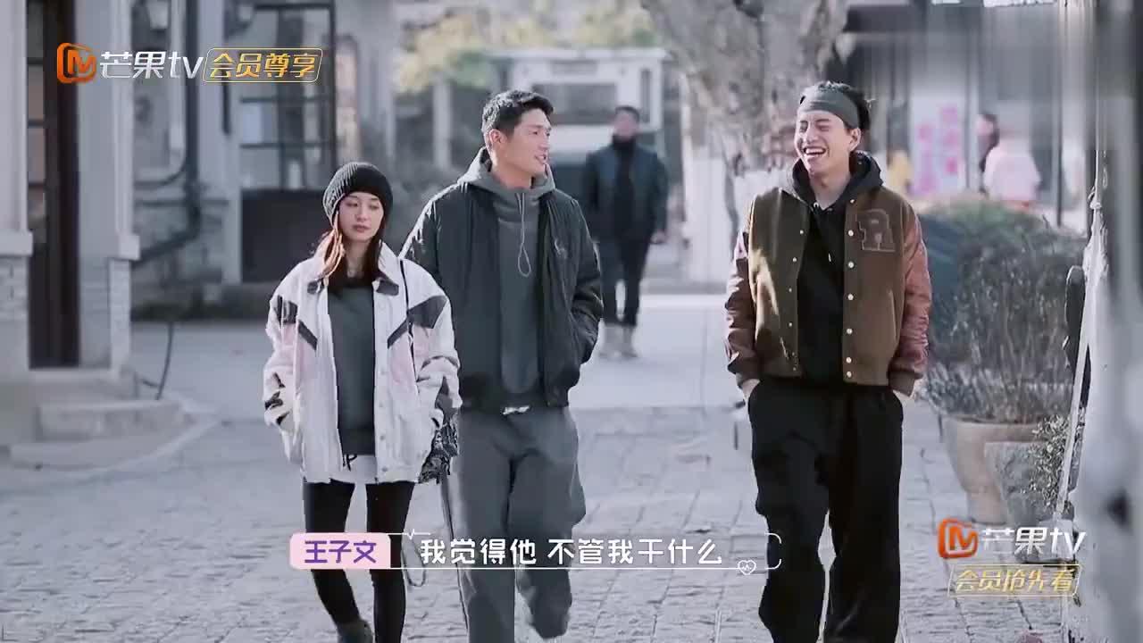 这就是爱情的模样,王大陆给王子文拍照,吴永恩自然地搂老王入怀