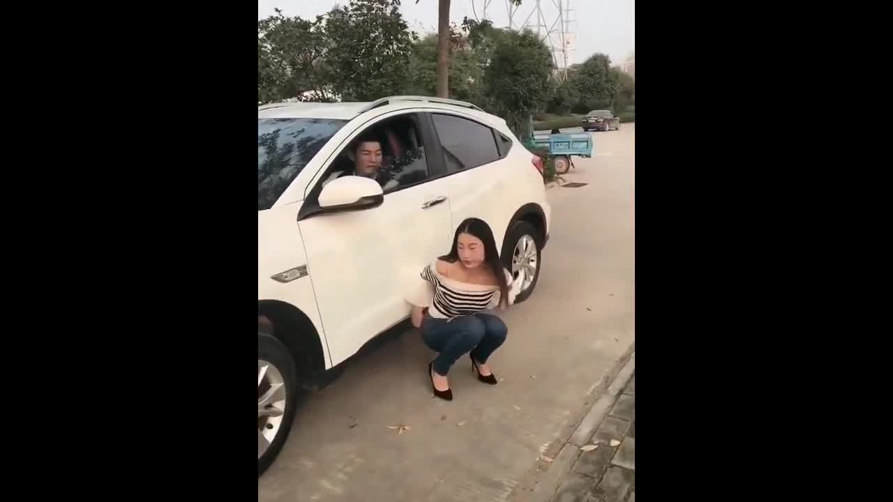 靓妹路边内急,去车旁解决,车上居然有人,结局笑喷了