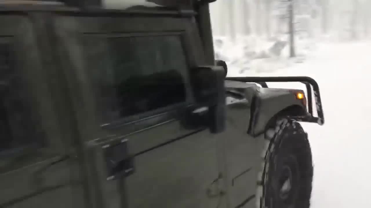视频：雪地上的悍马H1，亮个相就霸气十足