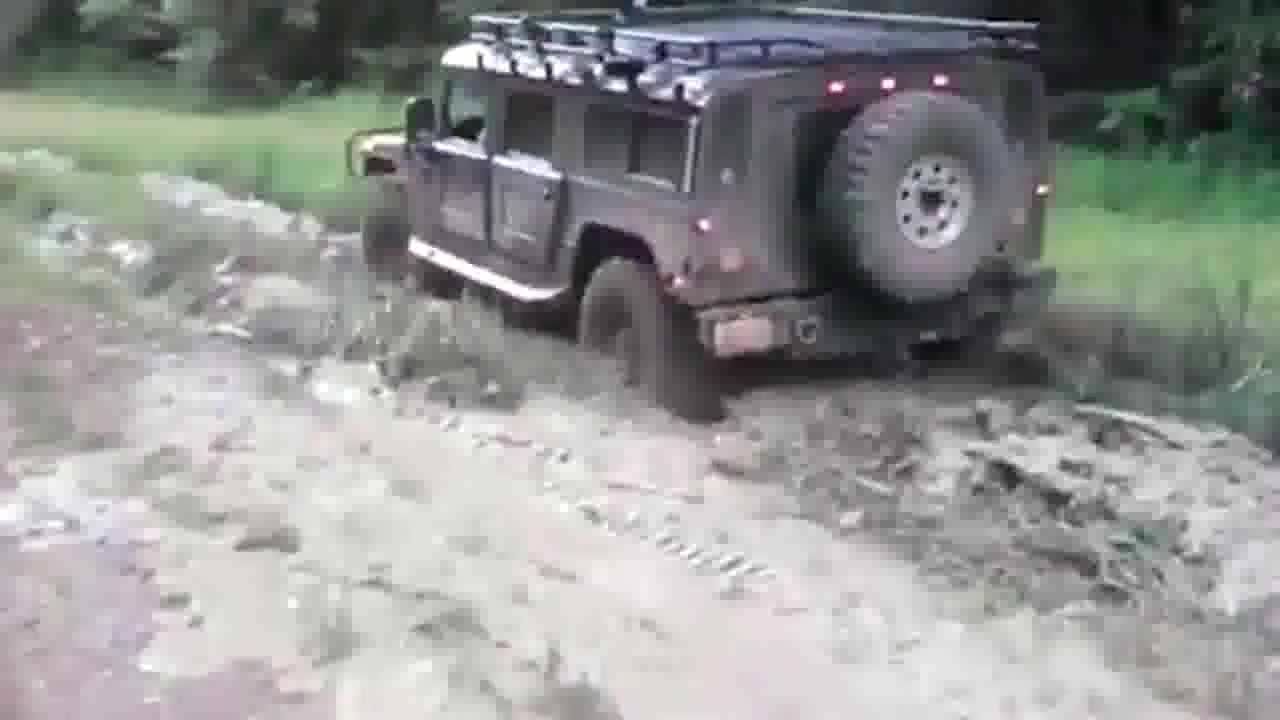 视频：土豪刚提的悍马H1，一脚油门冲入泥潭以为没戏了，最后才叫霸气