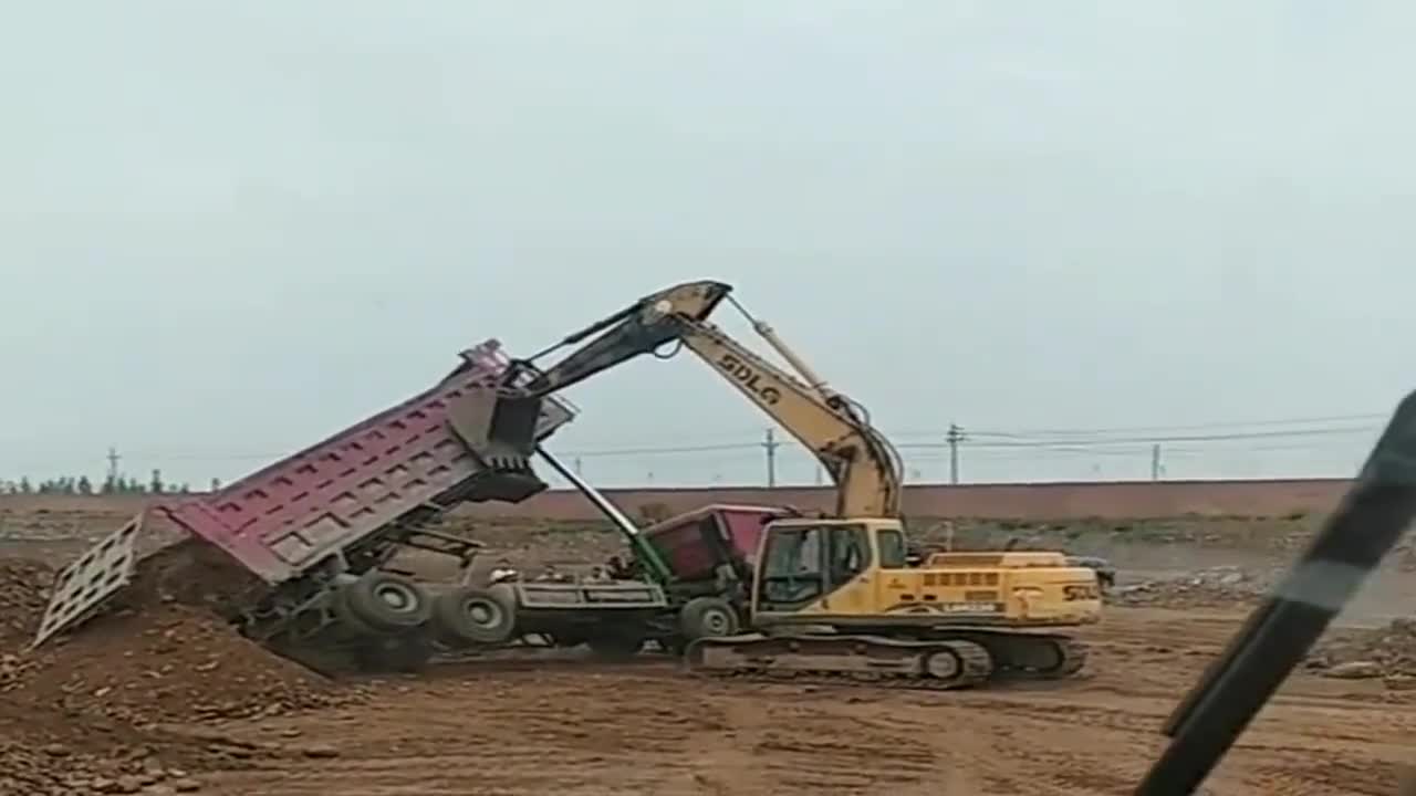 高薪聘请的渣土车司机倒车卸货一个失误这技术太菜了