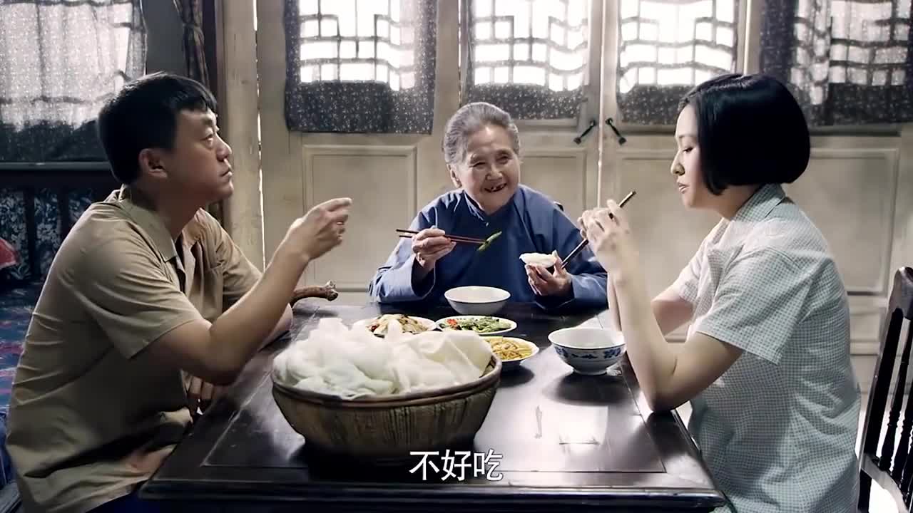 情满四合院一大爷派傻柱做饭晓娥说着不好吃嘴里却不闲着