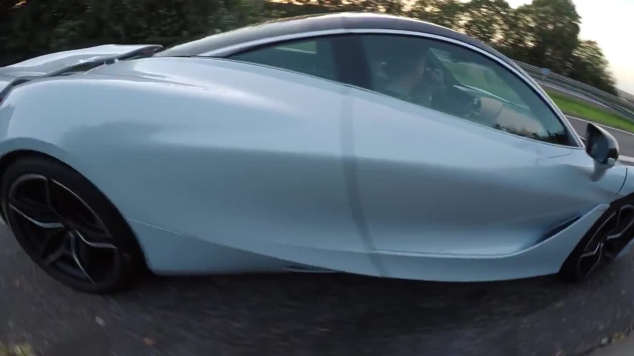 视频：迈凯轮720Svs迈凯轮675LT高速公路上一决高下!