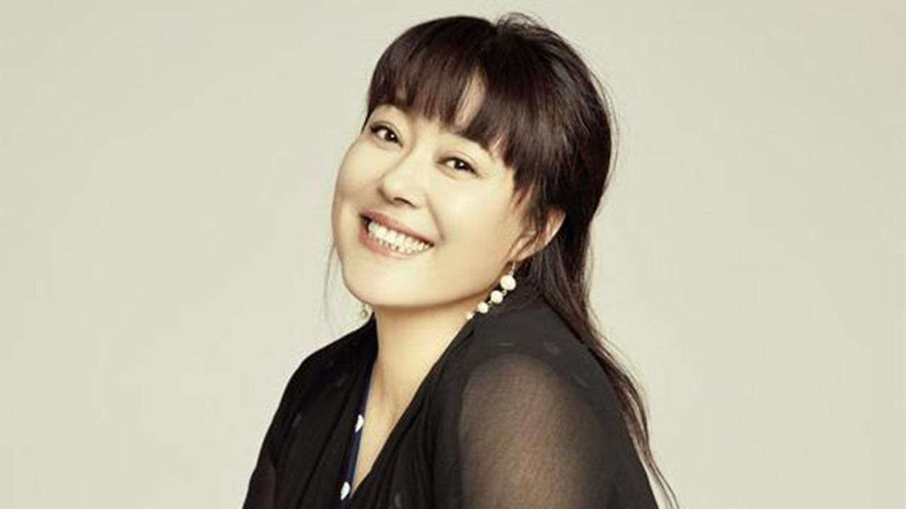 李菁菁患癌后曝近况和小21岁老公逛街撩发跳舞遭路人围观