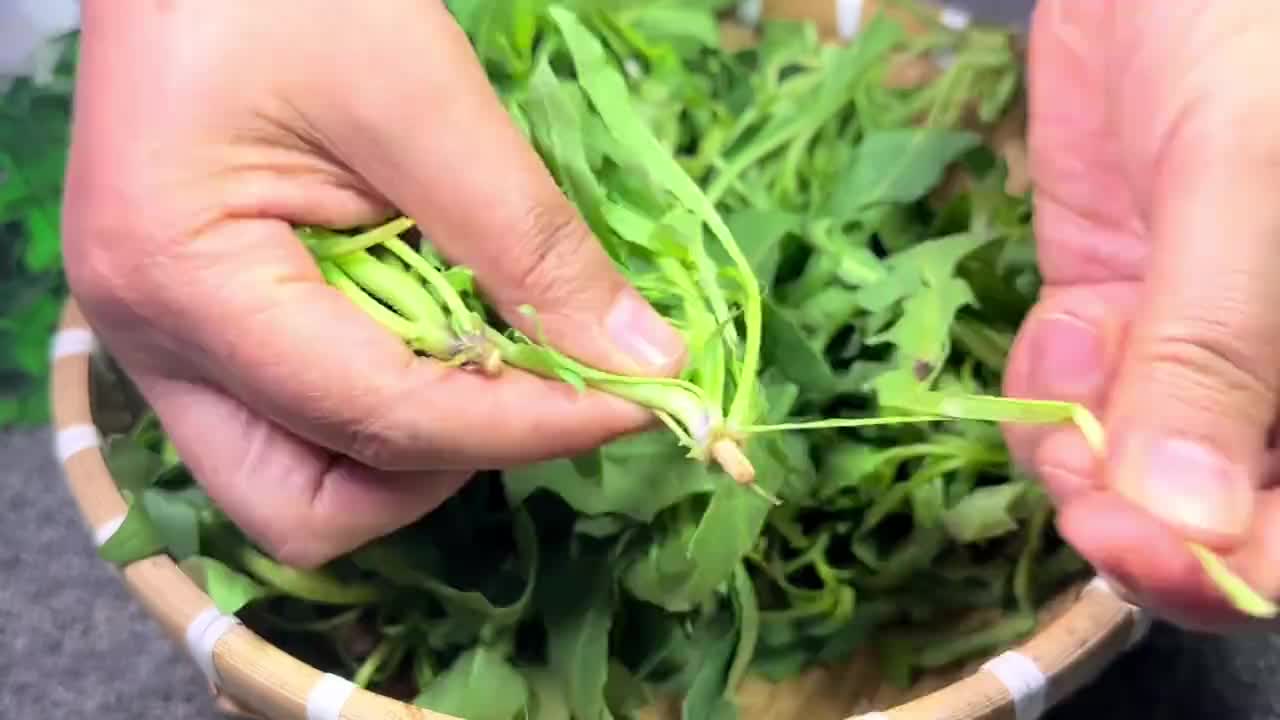 调荠菜饺子馅好吃有诀窍，一口一个真香