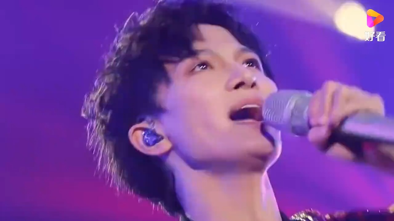 王冠演唱《雪落下的声音》，哪知周深开口太惊艳，全场都沸腾了！