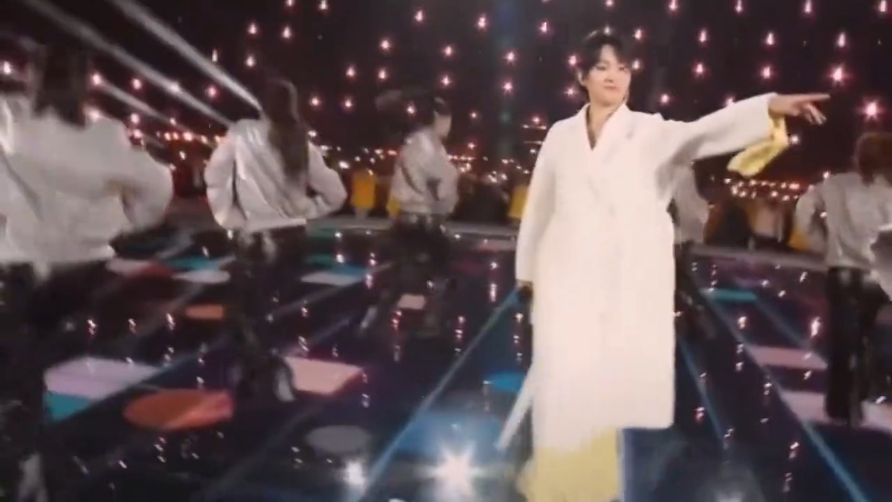 又被陈小春圈粉了，央视晚会演唱《风的季节》，开口跪！