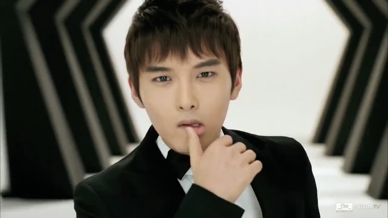 SuperJunior《SuperGirl》，C位韩庚门面担当，太帅了呀