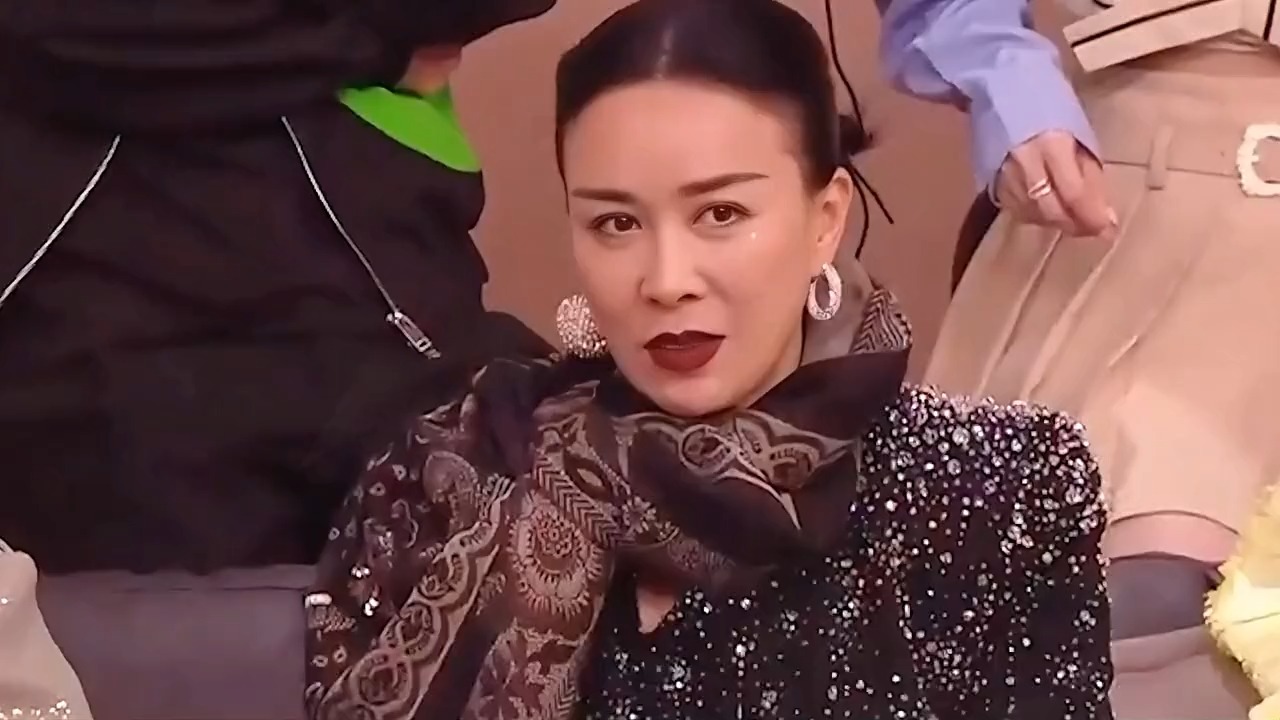 5岁开始创作歌曲，16岁击败了全球16000名歌手，凡希亚