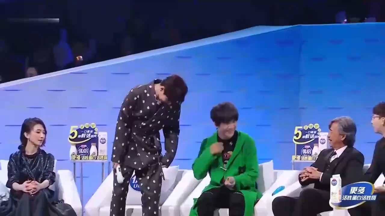 不打无准备之战，张碧晨趁摆道具的空隙，也要巩固歌词