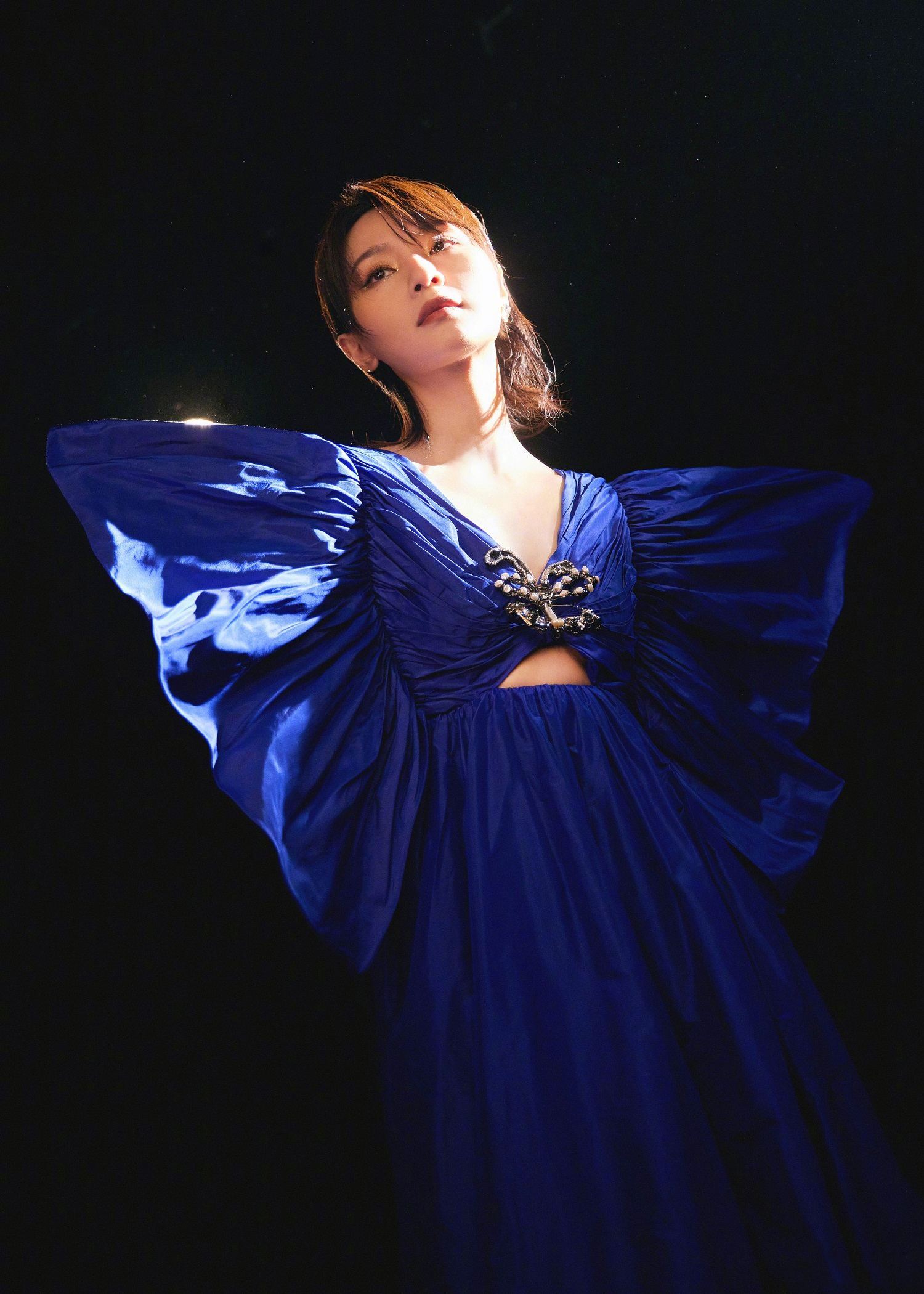 周笔畅身着carolinaherrera2022早秋蓝色蝴蝶结礼服