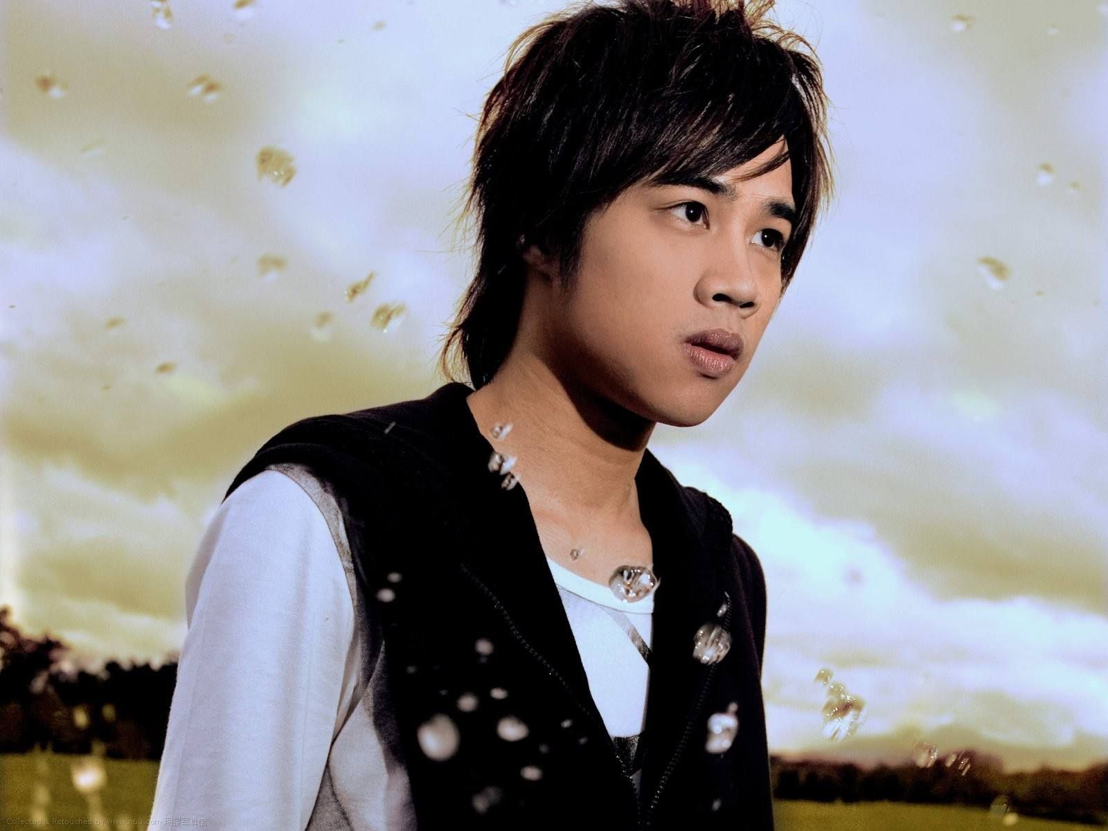 歌手tank宣布复出曾唱千年泪因病隐退我的青春回来了