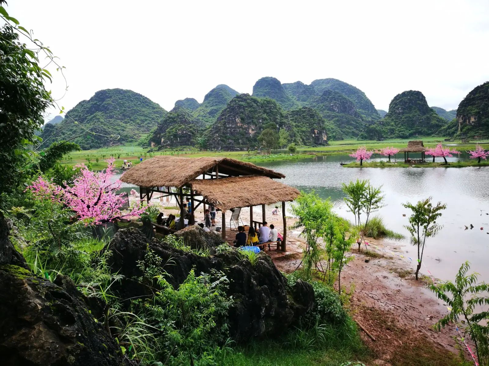 普者黑景区最有特色的核心景点都位于仙人洞村,普者黑村及其周边,首选