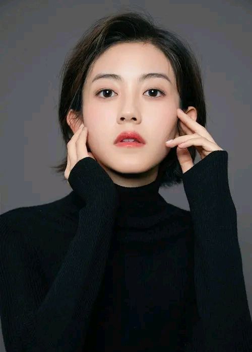 王艺哲精美壁纸壁纸:青春飞扬,甜美清新