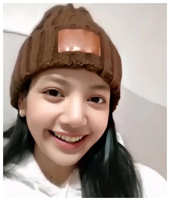 韩国网友喷lisa素颜难看,粉丝建议:眼睛不好请看医生