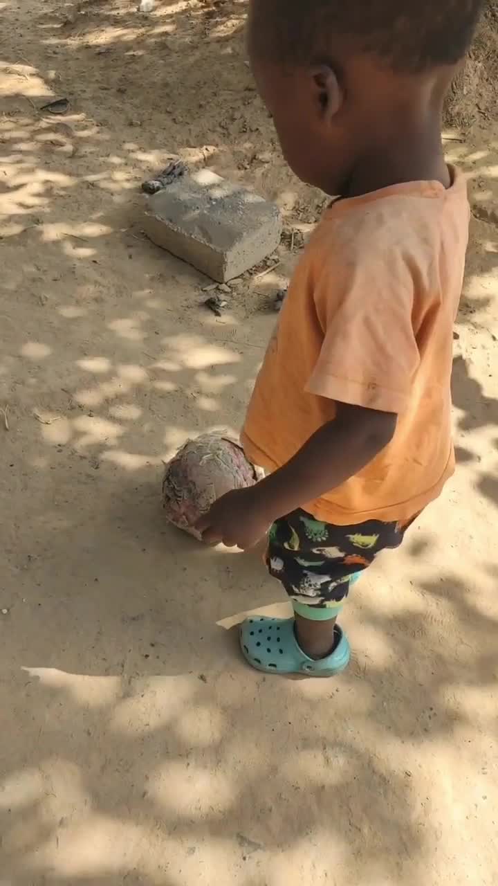 非洲孩子的足球用塑料袋做的,玩的不亦乐乎!