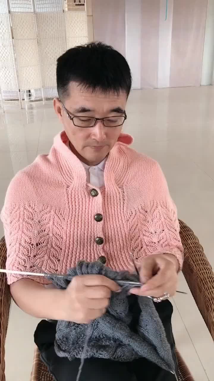 这年头会织毛衣的不多了会织毛衣的男人更少见真是宝藏大叔