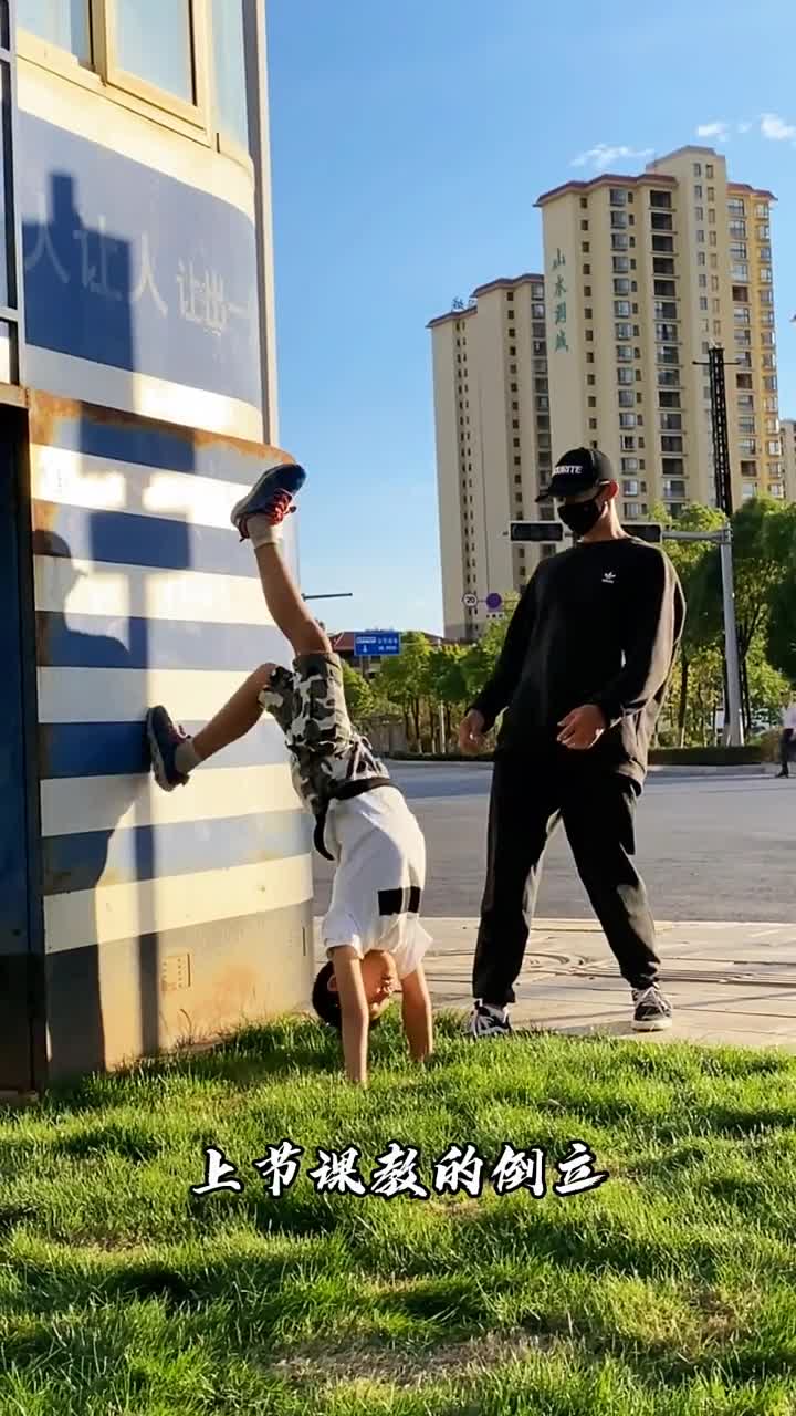 前手翻教学练习这个动作一定要先学会倒立哦上节课教过大家