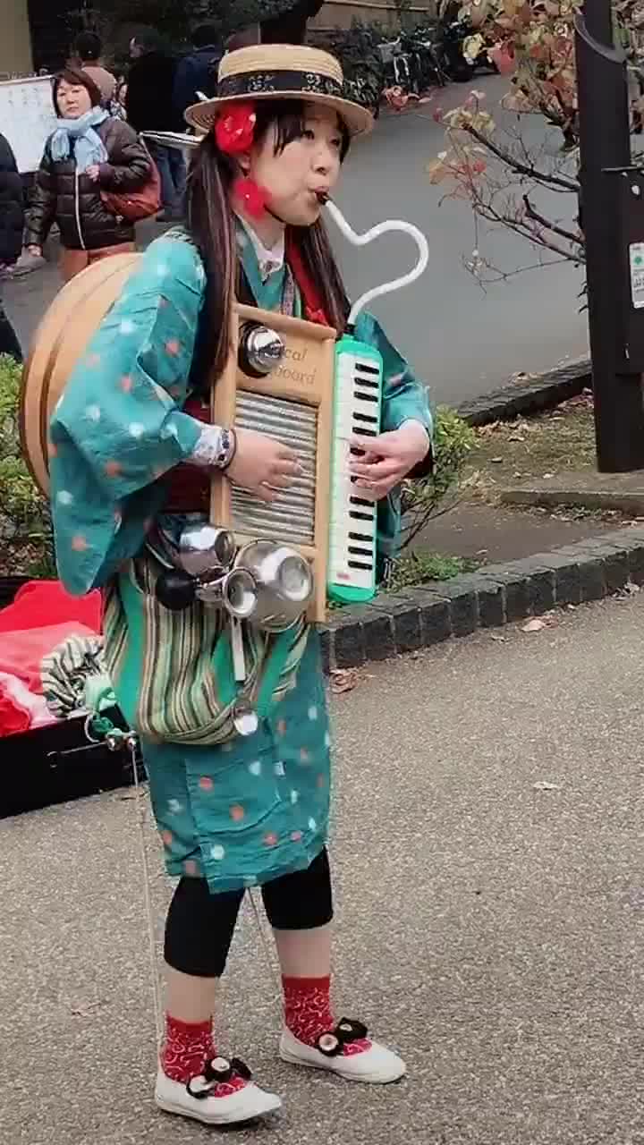 日本街头卖艺的女孩